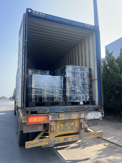 Lastas i containrar och fraktas till Indien