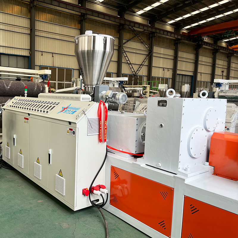 Konisk dubbelskruvextruder